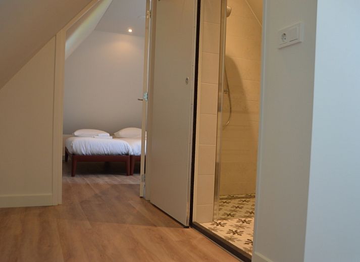 Moderne woonkamer in 't Wambuis vakantiehuis Den Hoorn Texel met stranddecor.