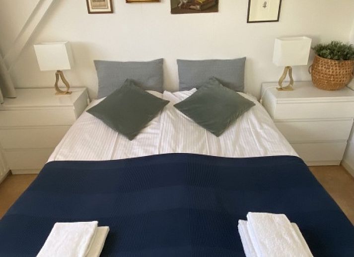 Stijlvolle woonkamer in Tweepersoons studio 2/3, Den Hoorn, Texel met kunst en planten.