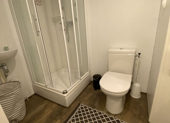 Buitenterras van Tweepersoons studio 2/3 in Den Hoorn, Texel met kleurrijke meubels.