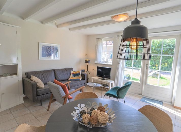 Eendenkooi vakantiehuis in Den Hoorn Texel met traditionele gevel en zonnig terras.