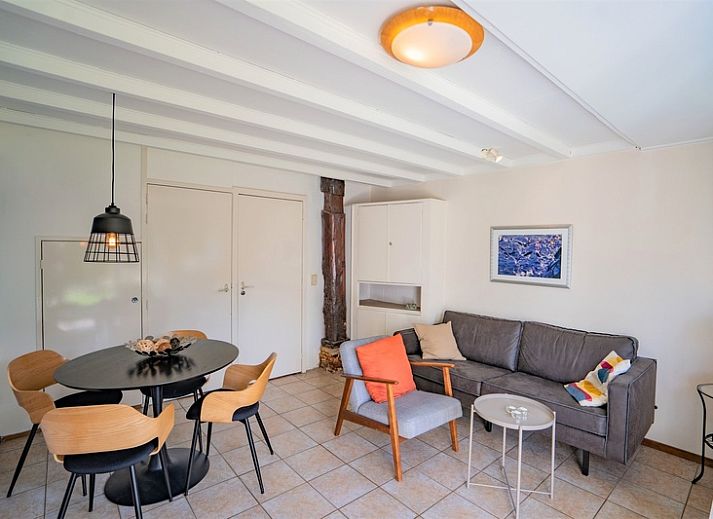 Eendenkooi vakantiehuis in Den Hoorn Texel met traditionele gevel en zonnig terras.