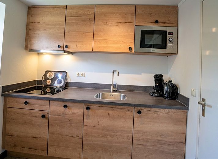 Eendenkooi vakantiehuis in Den Hoorn Texel met traditionele gevel en zonnig terras.