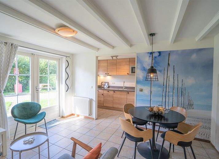 Gezellige woonkamer van Eendenkooi vakantiehuis in Den Hoorn Texel met comfortabele zitruimte.