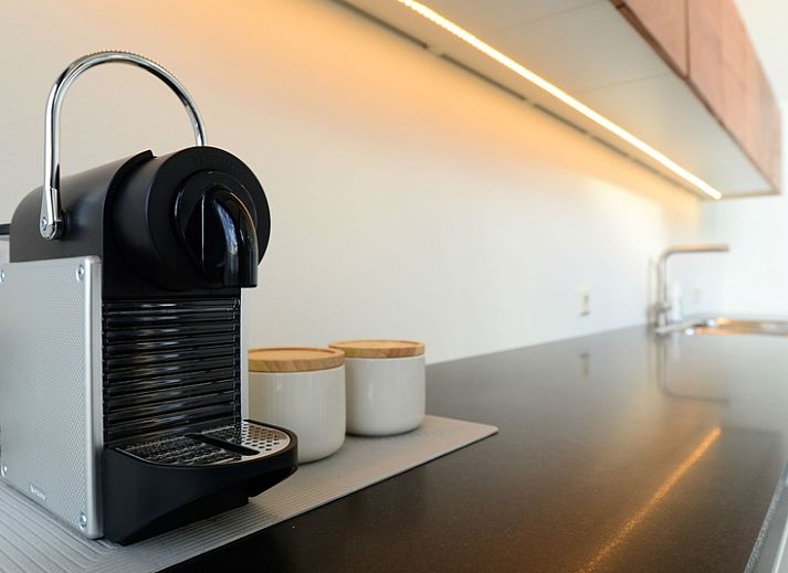 Stijlvolle woonkamer in De Waddenhof, Den Hoorn, Texel, vakantiehuis met comfortabele zithoek.