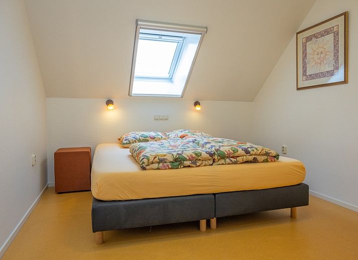 Gemuetliches Wohnzimmer im Apartment Yellow, einem Ferienhaus in Den Hoorn, Texel, mit bequemen Sitzgelegenheiten und rustikaler Einrichtung.