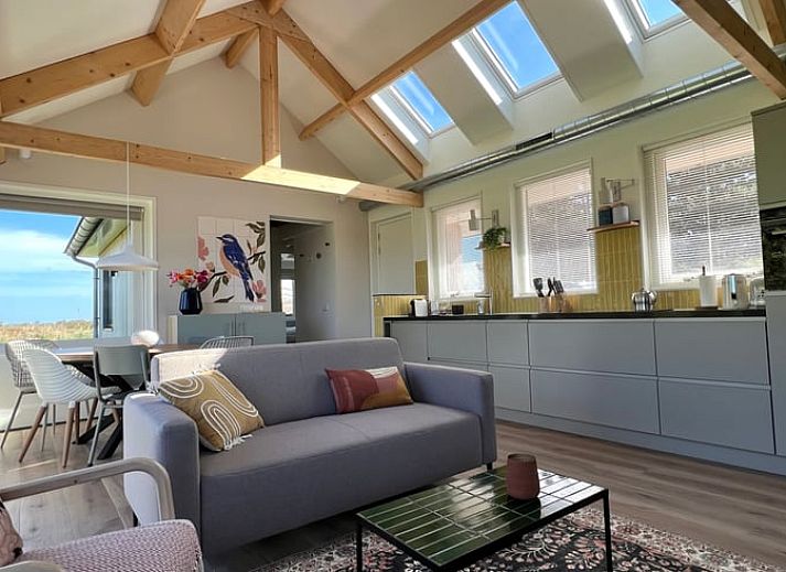 Grosser Rasen im Ferienhaus in Den Hoorn, Texel, ideal fuer Aktivitaeten im Freien.