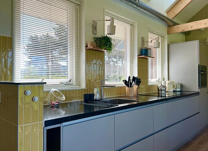 Grosser Rasen im Ferienhaus in Den Hoorn, Texel, ideal fuer Aktivitaeten im Freien.