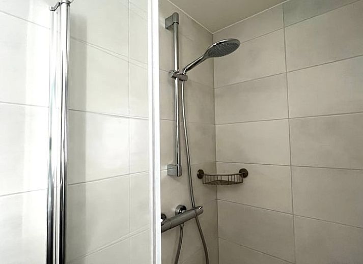 Grosser Rasen im Ferienhaus in Den Hoorn, Texel, ideal fuer Aktivitaeten im Freien.