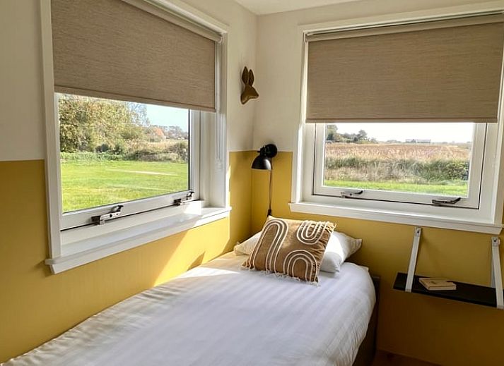 Grosser Rasen im Ferienhaus in Den Hoorn, Texel, ideal fuer Aktivitaeten im Freien.