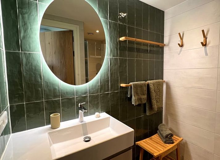 Gemuetliches Wohnzimmer des Ferienhauses in Den Hoorn, Texel, mit viel natuerlichem Licht.