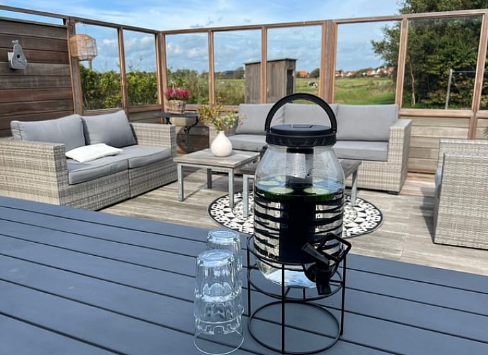 Gemuetliches Wohnzimmer des Ferienhauses in Den Hoorn, Texel, mit viel natuerlichem Licht.