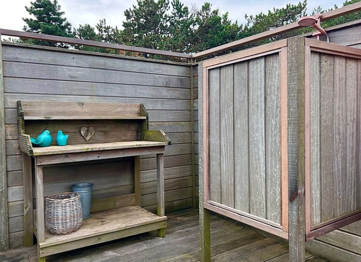 Essecke im Ferienhaus in Den Hoorn, Texel, mit Blick auf die gruene Landschaft.