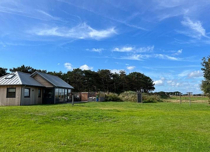 Modernes Esszimmer mit Blick auf den Garten im Ferienhaus in Den Hoorn, Texel.