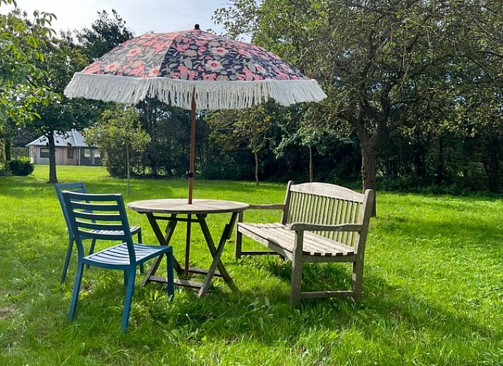 Modernes Esszimmer mit Blick auf den Garten im Ferienhaus in Den Hoorn, Texel.