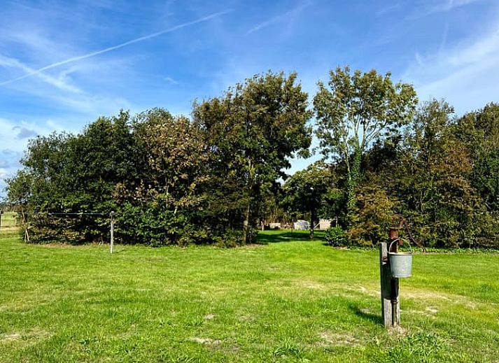 Modernes Esszimmer mit Blick auf den Garten im Ferienhaus in Den Hoorn, Texel.