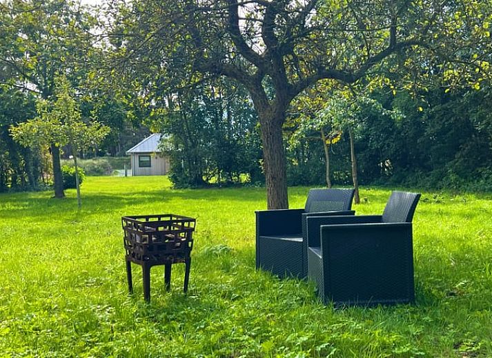 Modernes Esszimmer mit Blick auf den Garten im Ferienhaus in Den Hoorn, Texel.