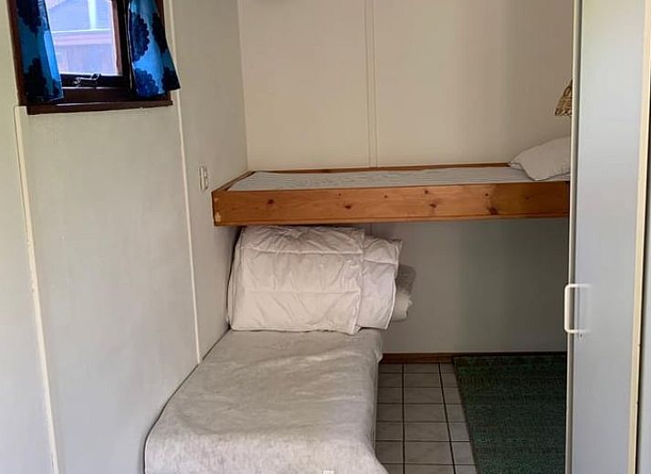 Quiet access road to Cottage in Den Hoorn, vacation home on Texel, surrounded by nature.