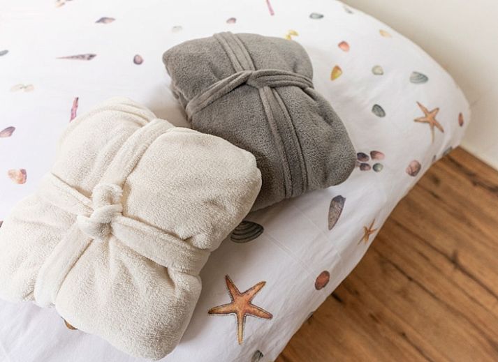 Rustieke Pipowagen Johanneshoeve in Den Hoorn Texel met houten terras en picknicktafel.