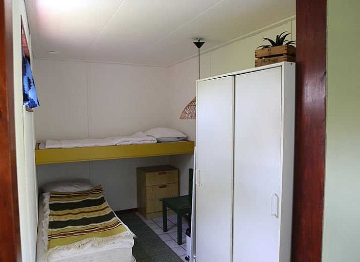 Gemuetliches Wohnzimmer im Ferienhaus Vogelsand mit Blick auf den Garten in Den Hoorn Texel.