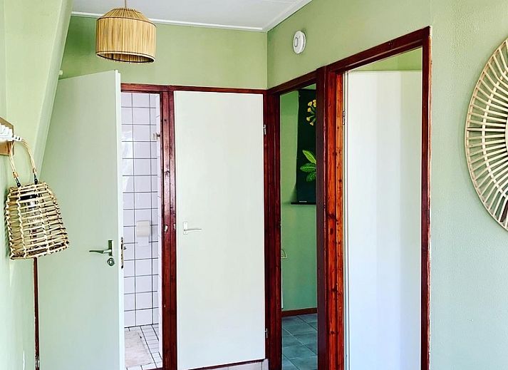 Gemuetliches Wohnzimmer im Ferienhaus Vogelsand mit Blick auf den Garten in Den Hoorn Texel.