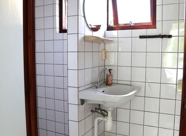 Essecke mit Blumen im Ferienhaus Vogelsand, Den Hoorn Texel, perfekt fuer eine entspannte Mahlzeit.