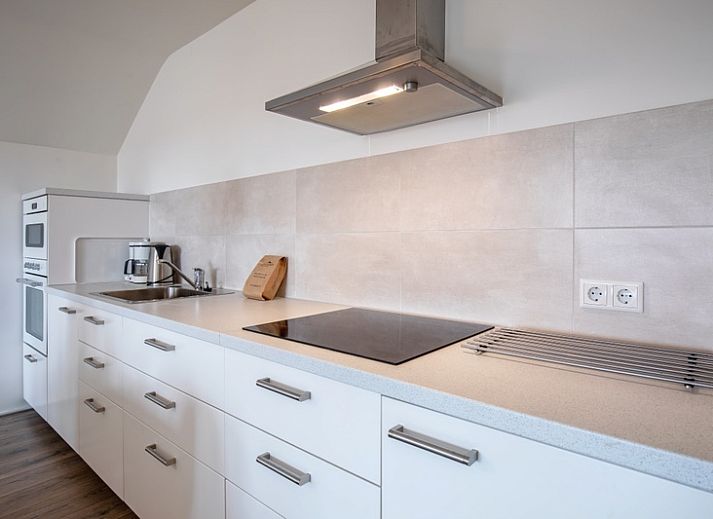 Gemuetliches Wohnzimmer im Ferienhaus Grietje, Den Hoorn, Texel mit bequemer Sitzecke und viel Licht.