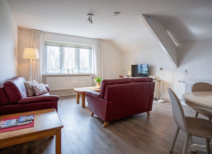 Moderne Kueche im Ferienhaus Grietje, Den Hoorn, Texel mit Esstisch und stilvollen Geraeten.