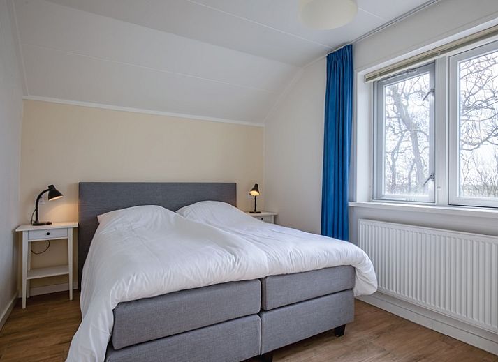 Moderne Kueche im Ferienhaus Grietje, Den Hoorn, Texel mit Esstisch und stilvollen Geraeten.