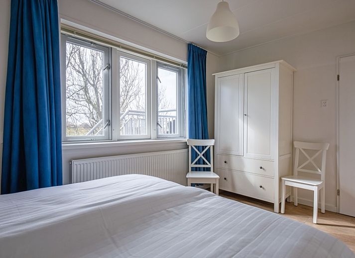 Moderne Kueche im Ferienhaus Grietje, Den Hoorn, Texel mit Esstisch und stilvollen Geraeten.