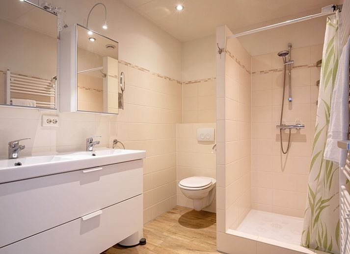 Moderne Kueche im Ferienhaus Grietje, Den Hoorn, Texel mit Esstisch und stilvollen Geraeten.