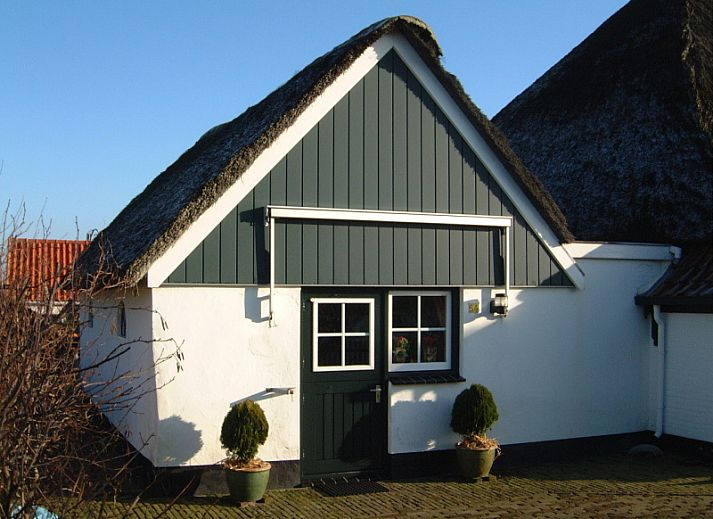 Charming farm exterior of Apartment Rood in Den Hoorn, Texel, perfect for a relaxing vacation.