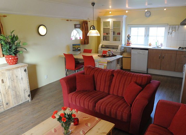 Charming farm exterior of Apartment Rood in Den Hoorn, Texel, perfect for a relaxing vacation.