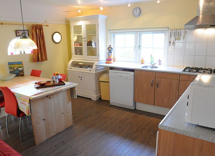 Charming farm exterior of Apartment Rood in Den Hoorn, Texel, perfect for a relaxing vacation.