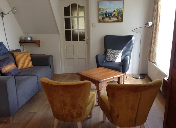 Ferienhaus De Kievit in Den Hoorn Texel, umgeben von gruener Natur.