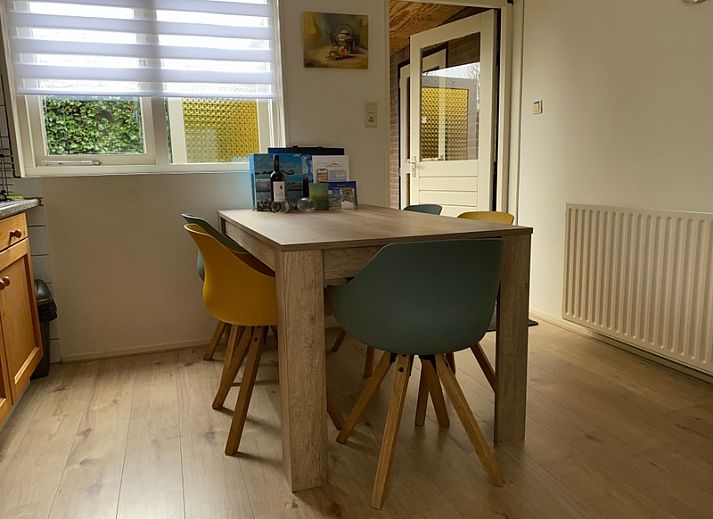 Ferienhaus De Kievit in Den Hoorn Texel, umgeben von gruener Natur.