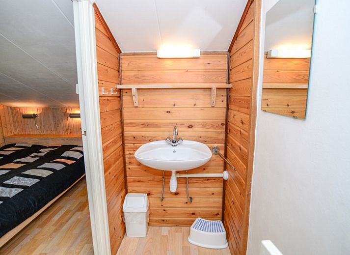 Helle Leseecke mit Sessel im Ferienhaus De Kievit Den Hoorn Texel.