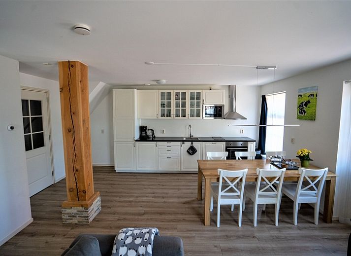Moderne Kueche und Esszimmer in De Dors Ferienhaus Den Hoorn Texel fuer gemuetliches Beisammensein.