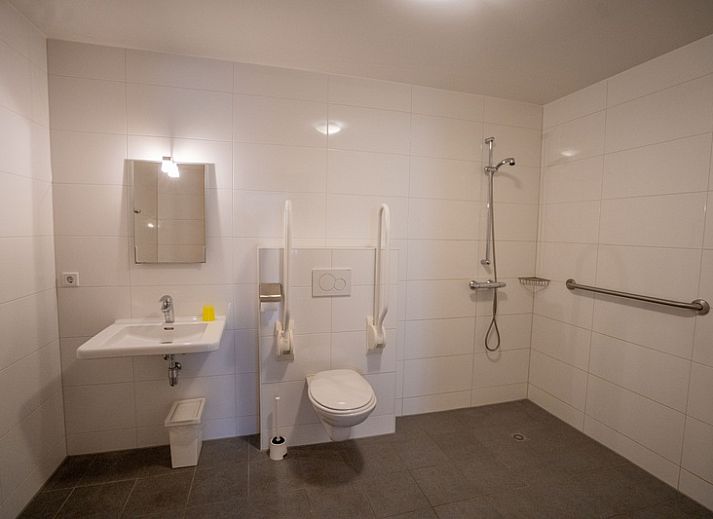 Lichte slaapkamer in De Reeing, Den Hoorn, Texel met comfortabel bed en dakraam voor natuurlijke lichtinval.