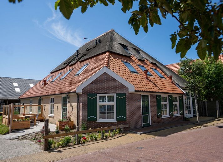 Lichte slaapkamer in De Reeing, Den Hoorn, Texel met comfortabel bed en dakraam voor natuurlijke lichtinval.