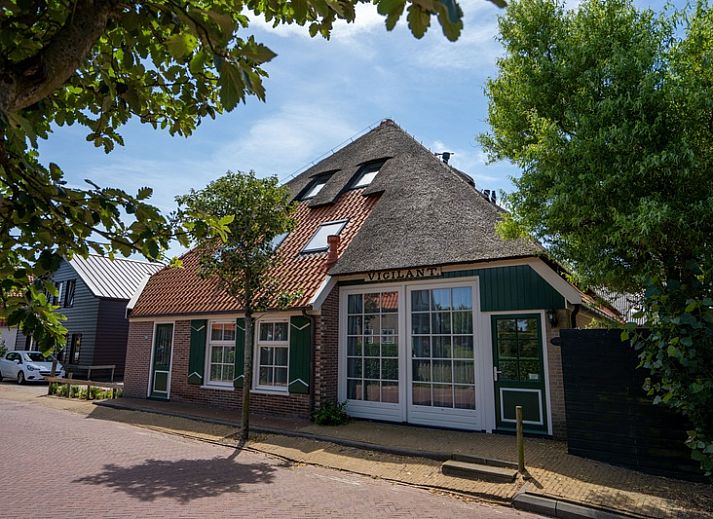Lichte slaapkamer in De Reeing, Den Hoorn, Texel met comfortabel bed en dakraam voor natuurlijke lichtinval.