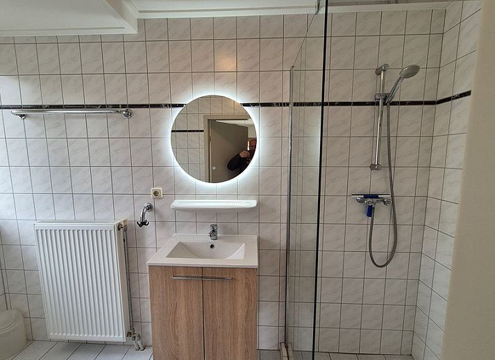 Lichte woonkamer van Opkamer in Den Hoorn, Texel met moderne keuken en uitzicht op de natuur.