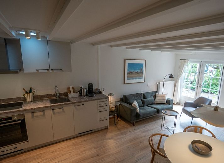 Sonnige Terrasse im Ferienhaus Ants Nest in Den Hoorn Texel mit bequemen Stuehlen