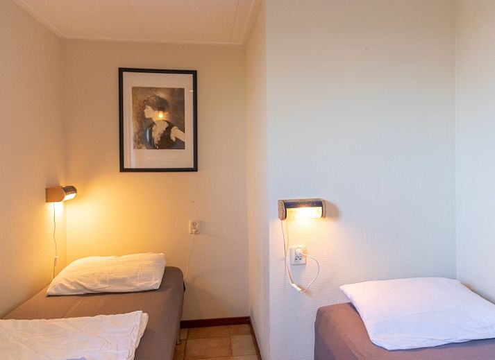 Gezellig terras bij Duiventil vakantiehuis in Den Hoorn Texel met bloemen en zitplaatsen.