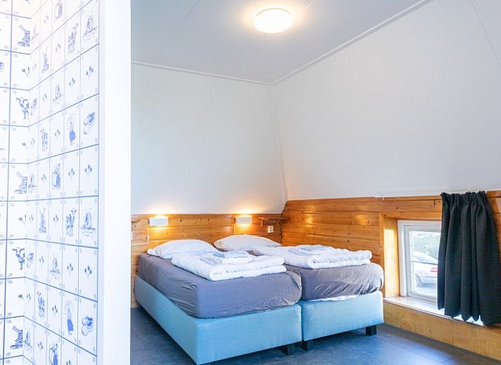 Gezellig terras bij Duiventil vakantiehuis in Den Hoorn Texel met bloemen en zitplaatsen.