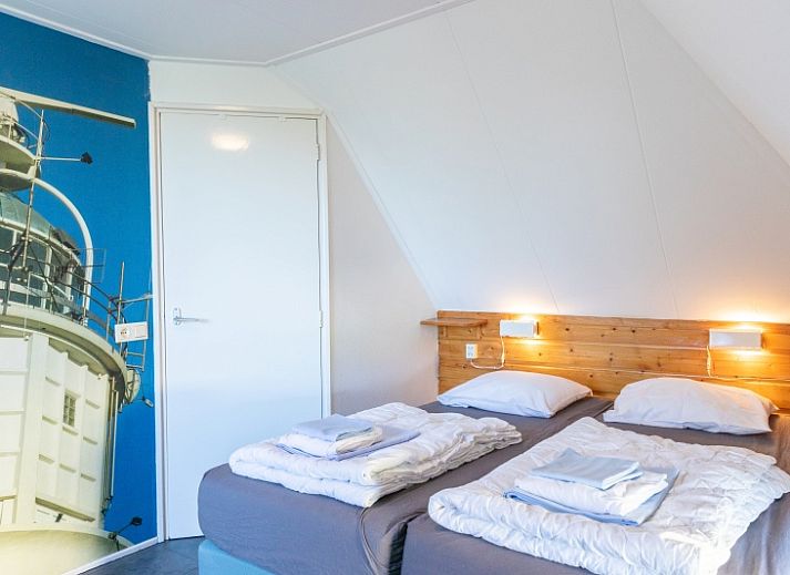 Gezellig terras bij Duiventil vakantiehuis in Den Hoorn Texel met bloemen en zitplaatsen.