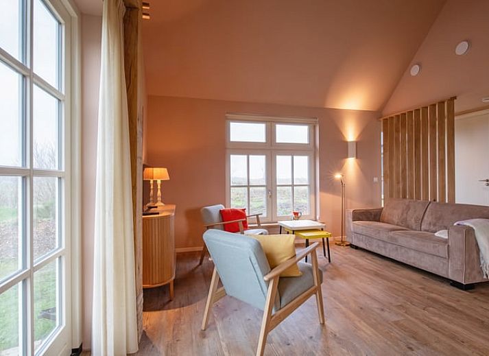 Huisje in Den Hoorn, een charmant vakantiehuis op Texel, Waddeneilanden, omgeven door natuur en met een uitnodigend terras.