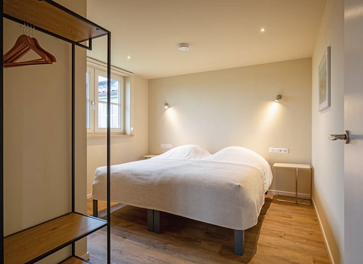 Gezellige woonkamer van Huisje in Den Hoorn, Texel, met comfortabele zitruimte en uitzicht op de natuur van de Waddeneilanden.