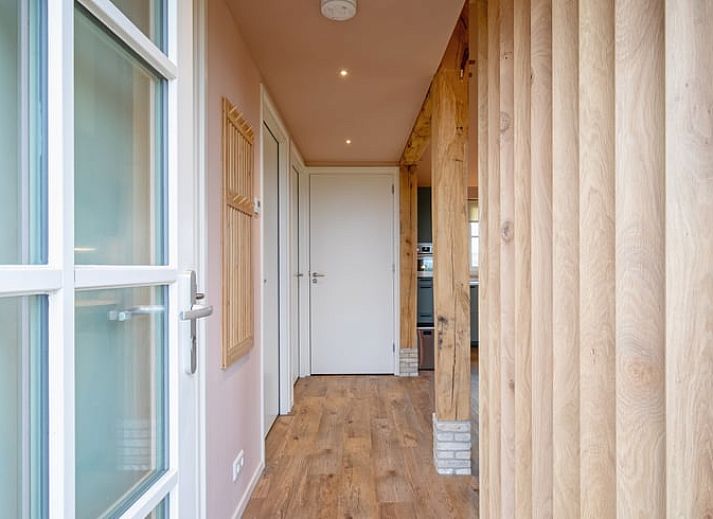 Gezellige woonkamer van Huisje in Den Hoorn, Texel, met comfortabele zitruimte en uitzicht op de natuur van de Waddeneilanden.