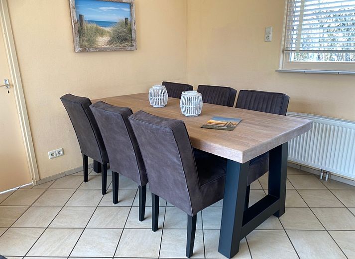 Sonnige Terrasse im Ferienhaus Tuinwal in Oosterend Texel, umgeben von der Natur auf den Watteninseln.