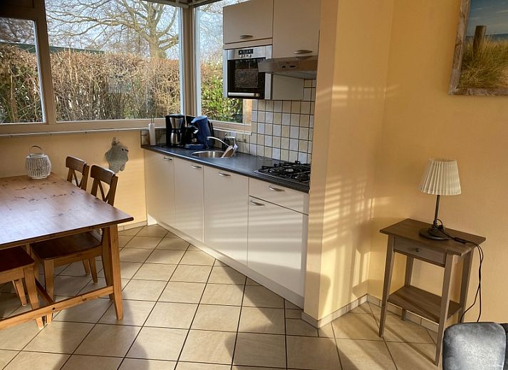 Sonnige Terrasse im Ferienhaus Tuinwal in Oosterend Texel, umgeben von der Natur auf den Watteninseln.
